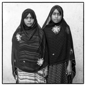 Young Girls From Afar, Winner of 2014 Portrait Silver Award Pris de la Photographie